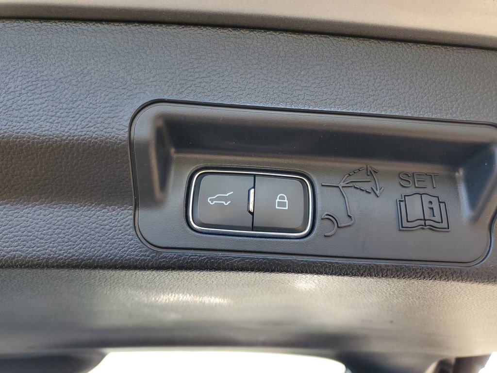 Used 2023 Ford Explorer Limited image 11