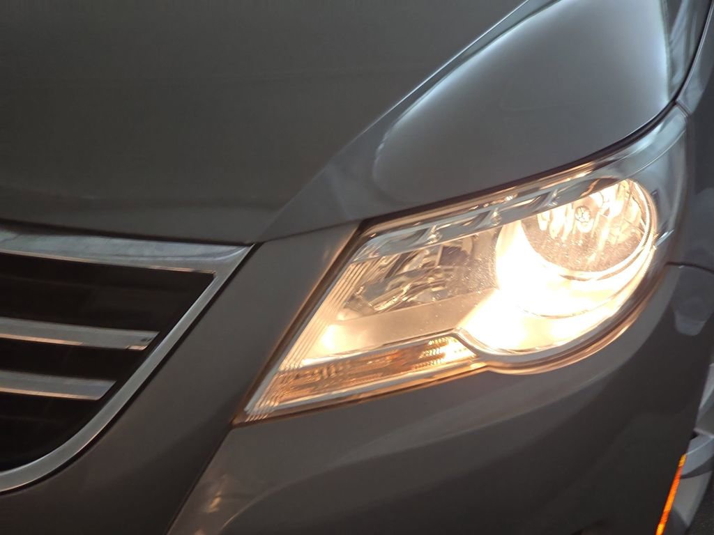 Used 2011 Volkswagen Tiguan SE image 29