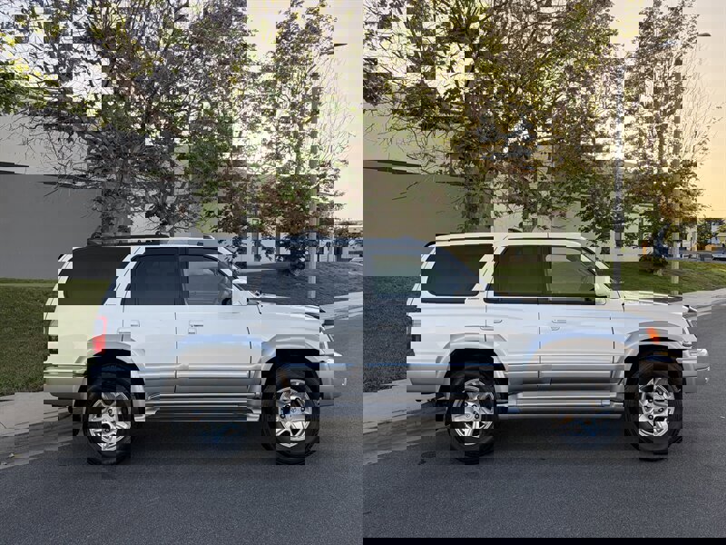 Used 2000 Toyota 4Runner Limited image 2
