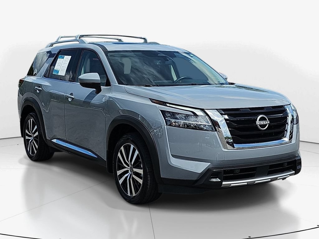 Used 2024 Nissan Pathfinder Platinum FWD image 3