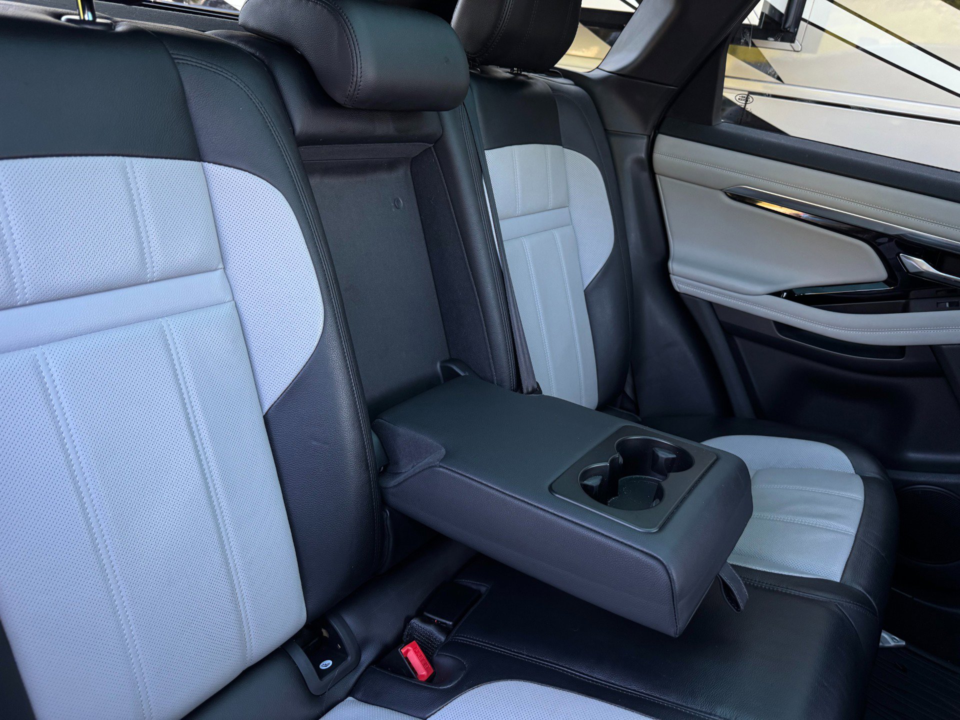 Used 2020 Land Rover Range Rover Evoque R-Dynamic SE image 47