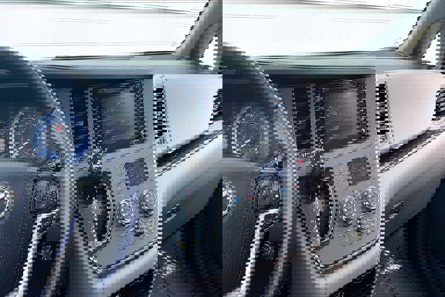 Used 2019 Toyota Sienna XLE image 7