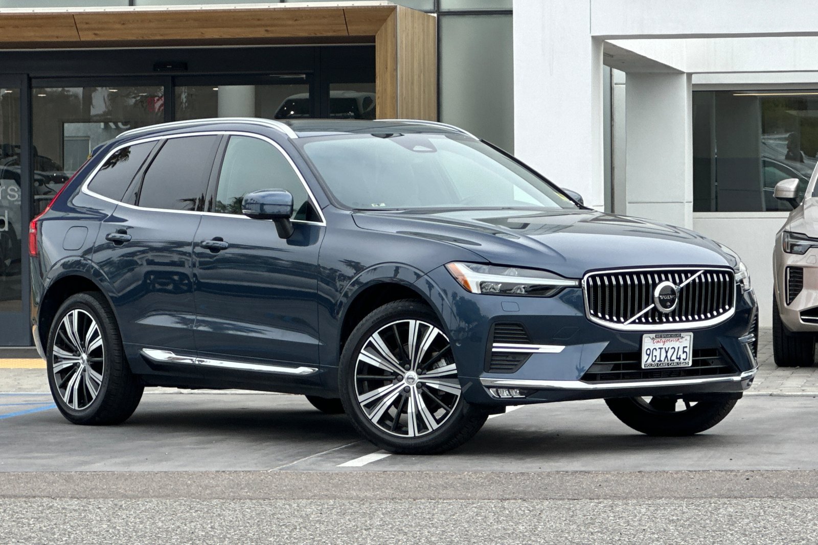 Used 2023 Volvo XC60 B5 Plus w/ Climate Package FWD image 2