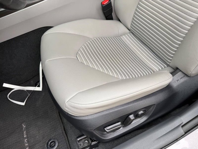 Used 2023 Toyota Camry SE w/ Audio Upgrade Package FWD image 17