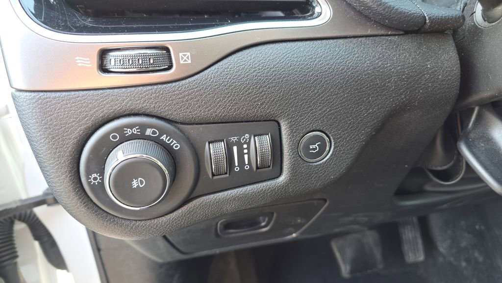 Used 2022 Jeep Cherokee Limited image 25