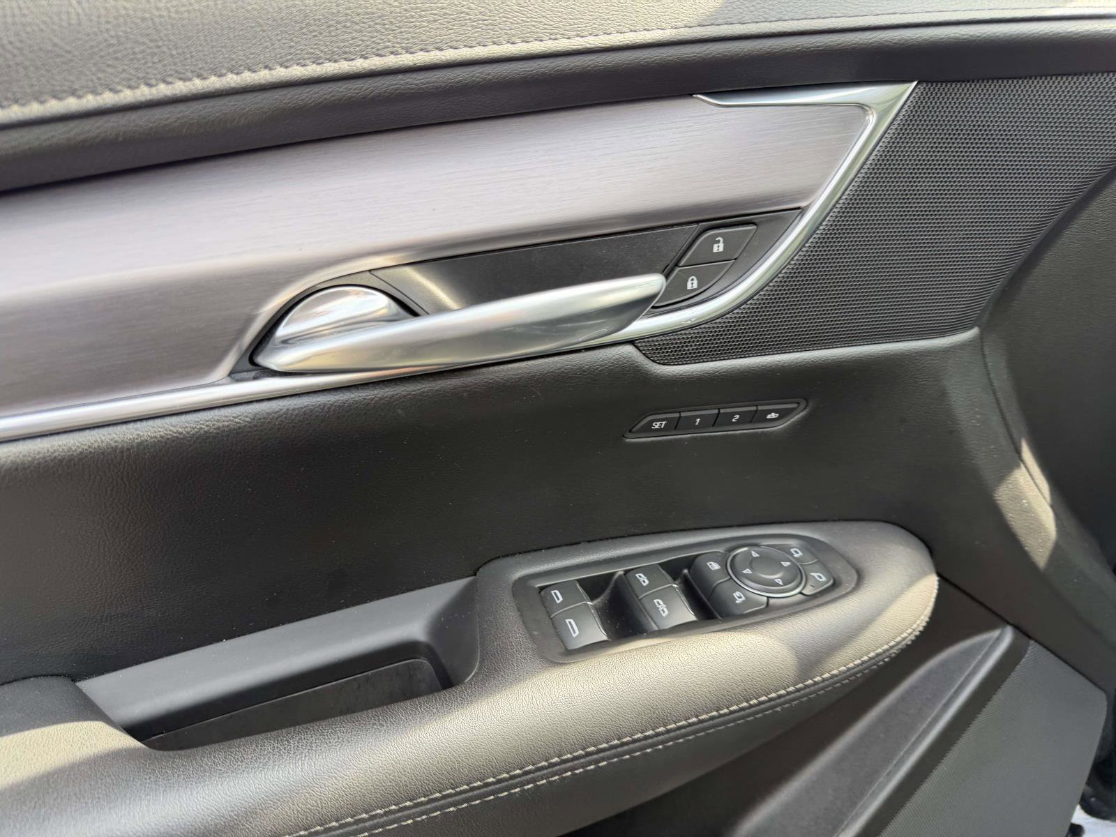 Used 2018 Cadillac XT5 Luxury w/ LPO, Black Ice Package AWD/4WD image 17