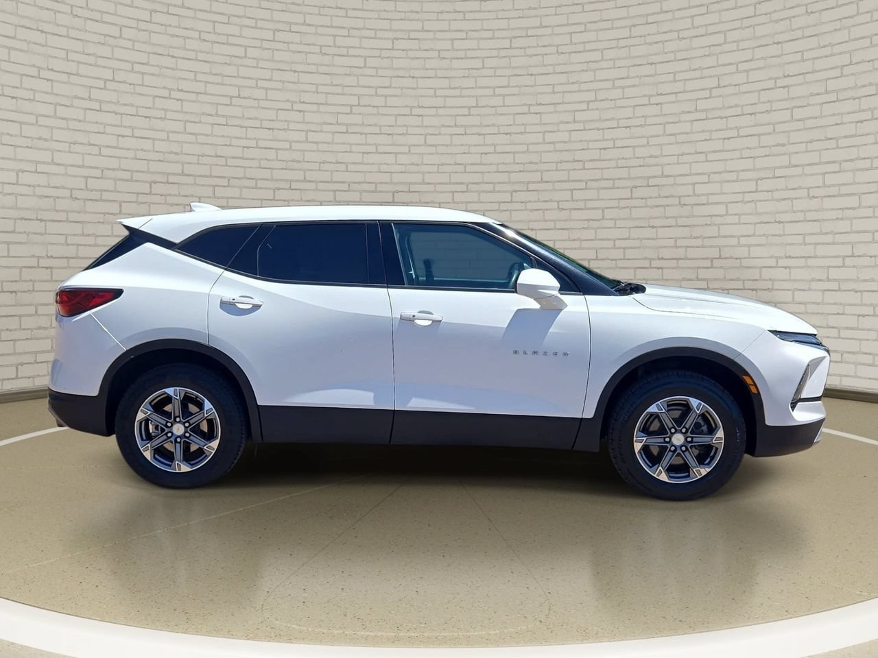 Used 2023 Chevrolet Blazer LT FWD image 4