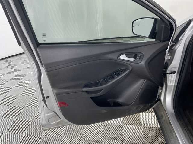 Used 2016 Ford Focus SE w/ Equipment Group 201A FWD image 12
