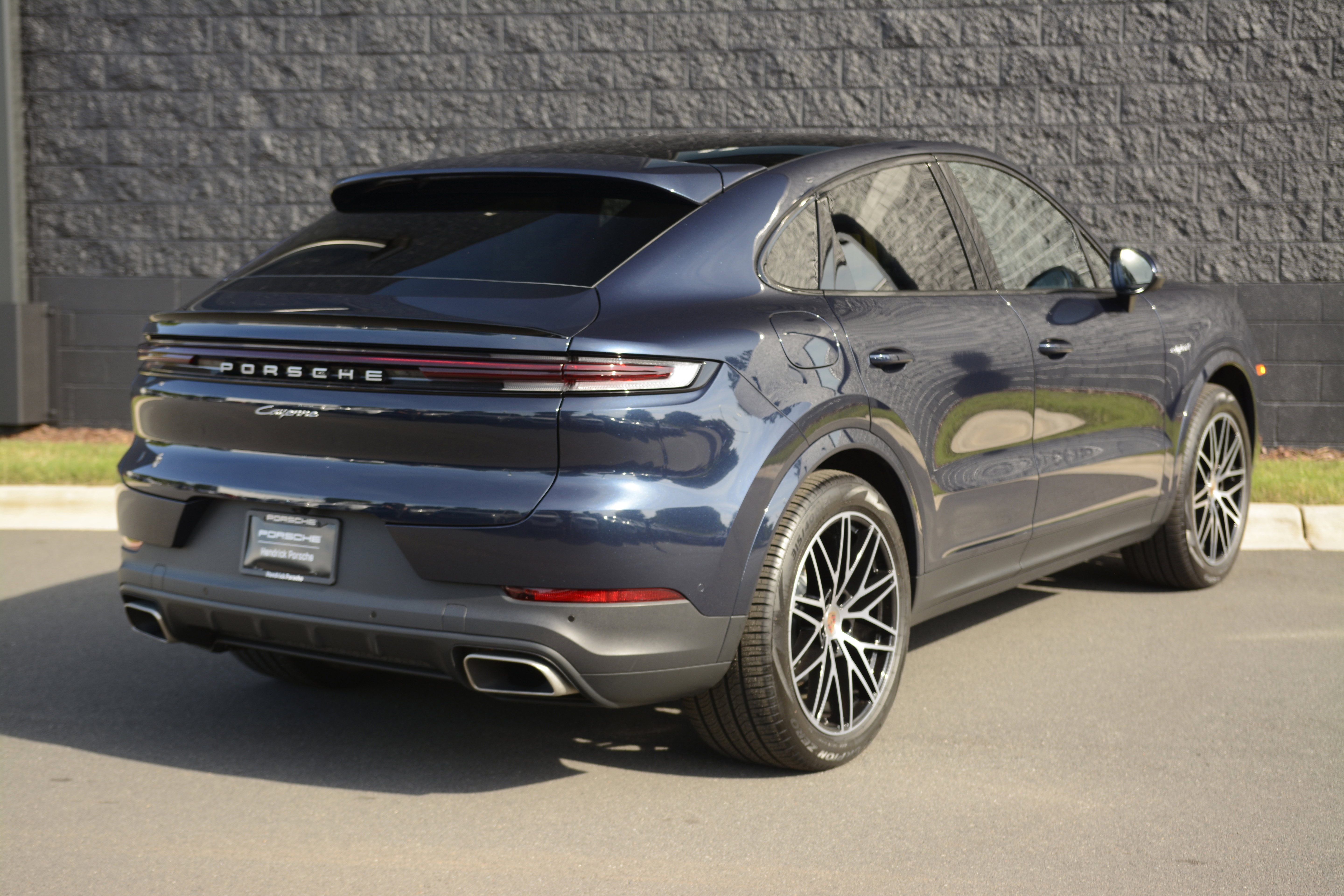Certified 2025 Porsche Cayenne E-Hybrid Coupe AWD/4WD image 7