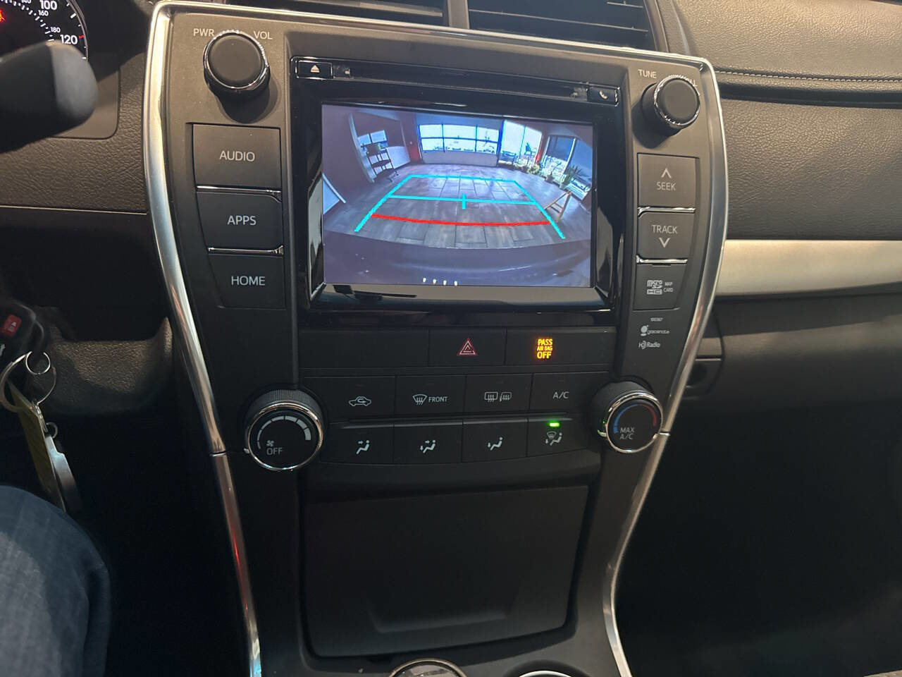 Used 2015 Toyota Camry SE image 29