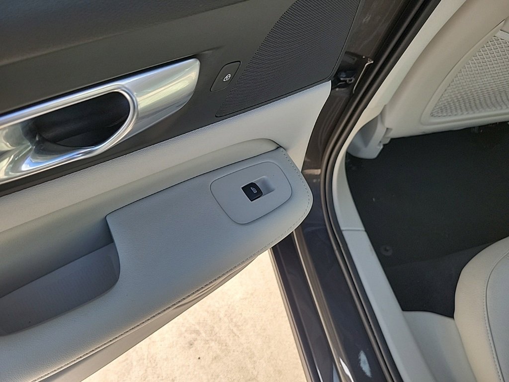 Used 2023 Volvo S60 B5 Core image 11