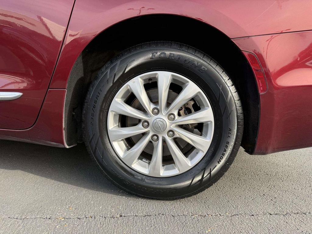 Used 2018 Chrysler Pacifica Touring-L image 11