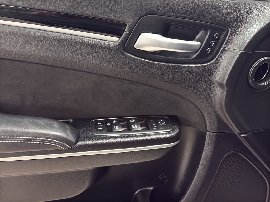 Used 2023 Chrysler 300 C image 12