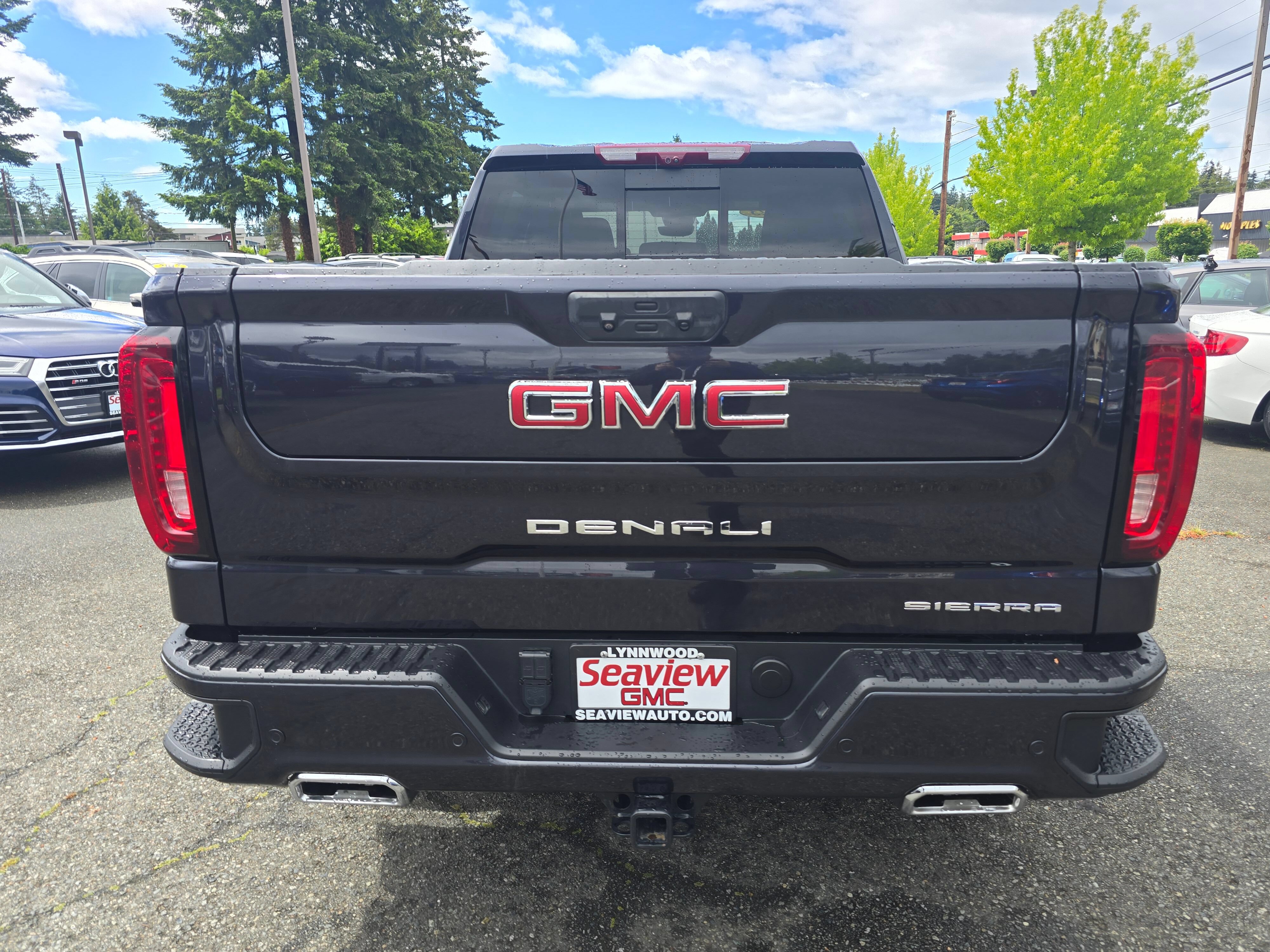 Used 2023 GMC Sierra 1500 Denali w/ Technology Package AWD/4WD image 4