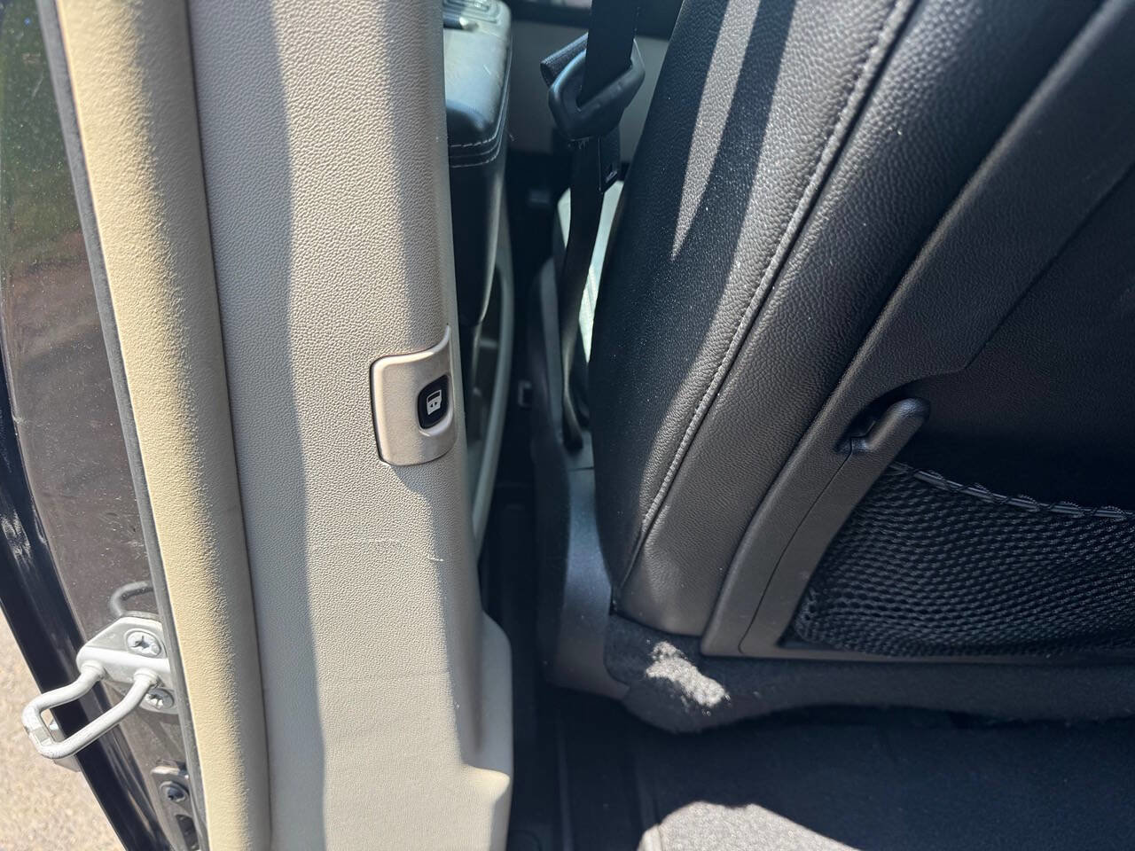 Used 2014 Chrysler Town & Country Touring image 12