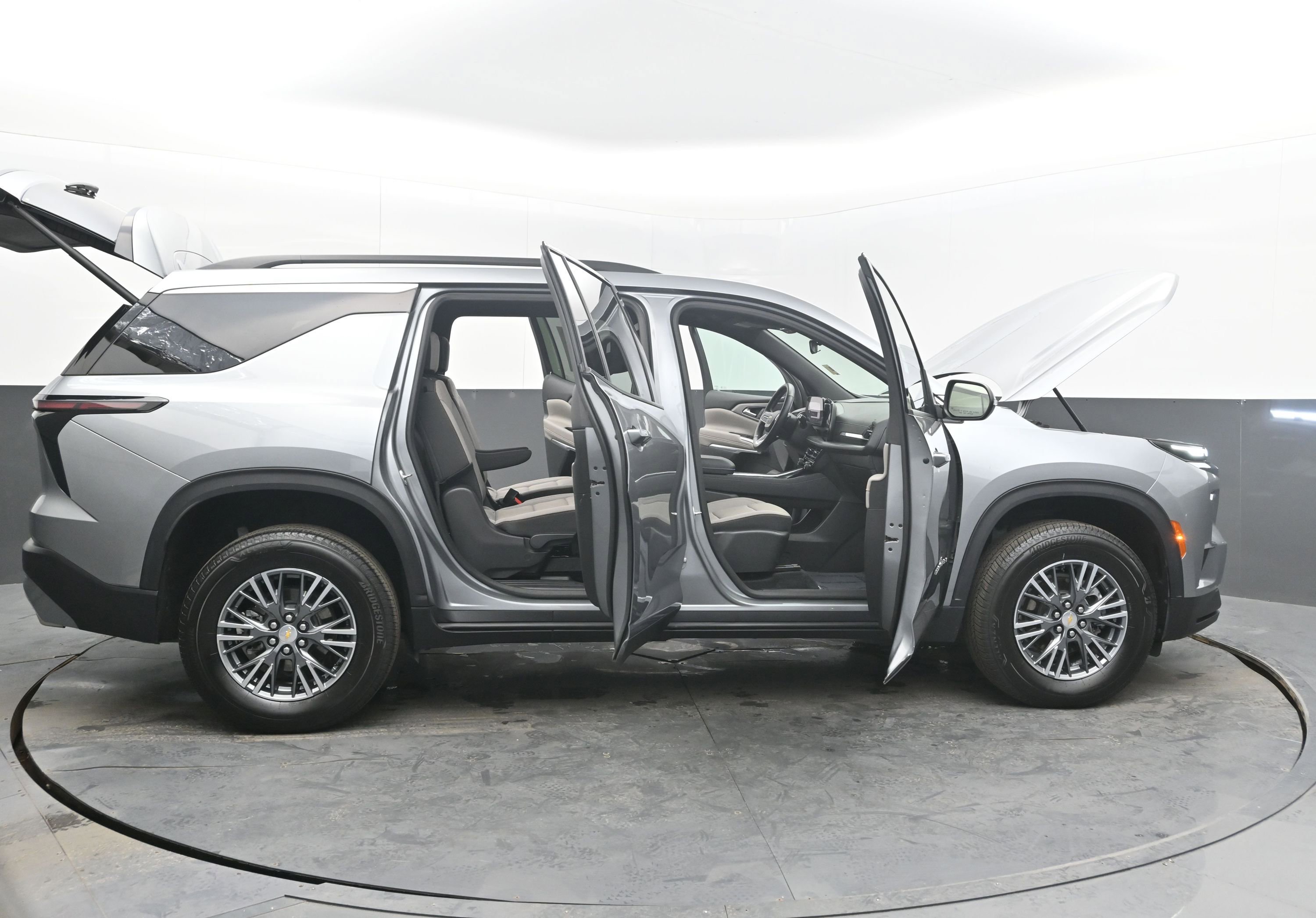 Used 2025 Chevrolet Traverse LT image 46