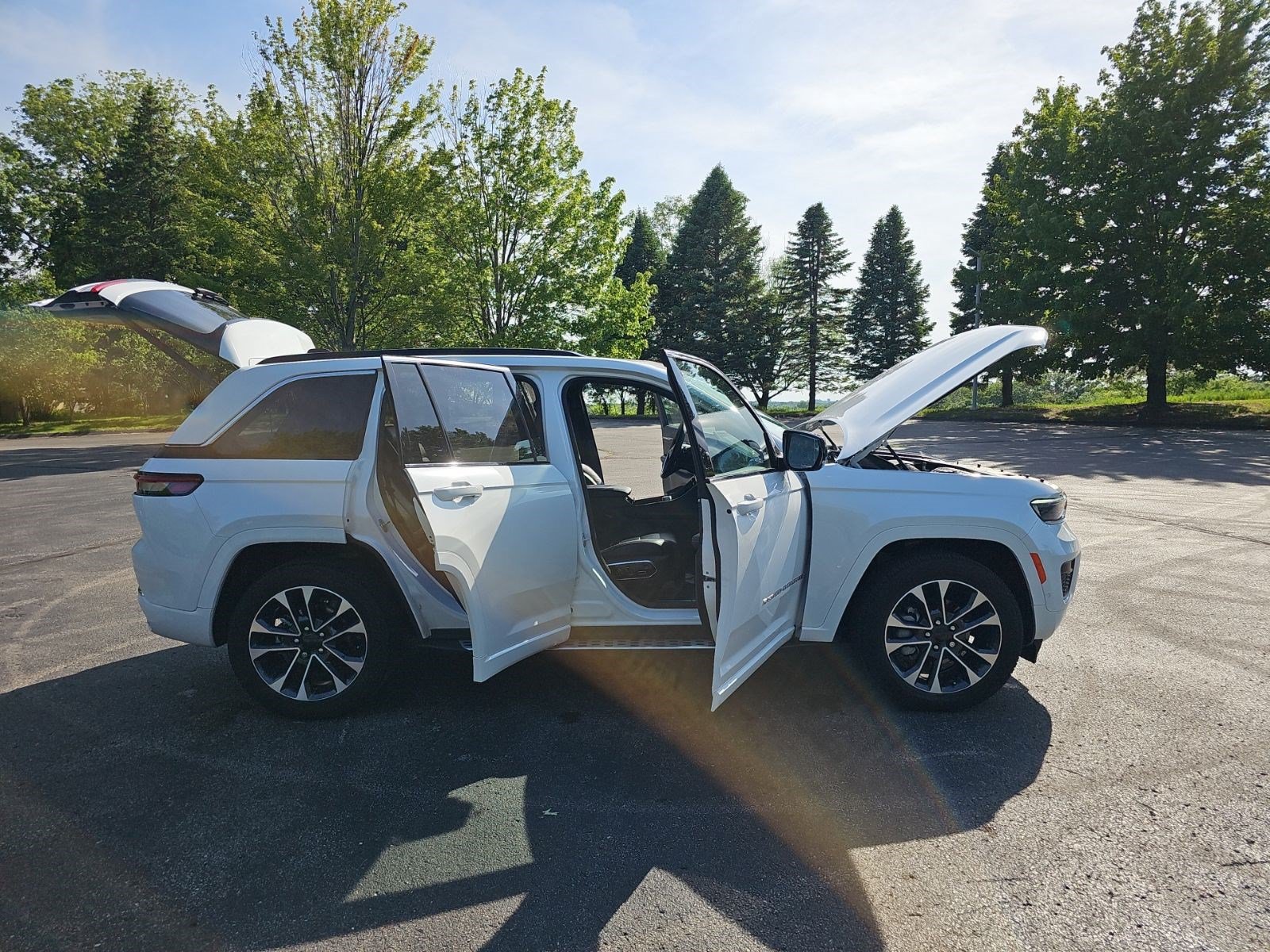 Used 2024 Jeep Grand Cherokee Overland w/ Luxury Tech Group IV AWD/4WD image 24