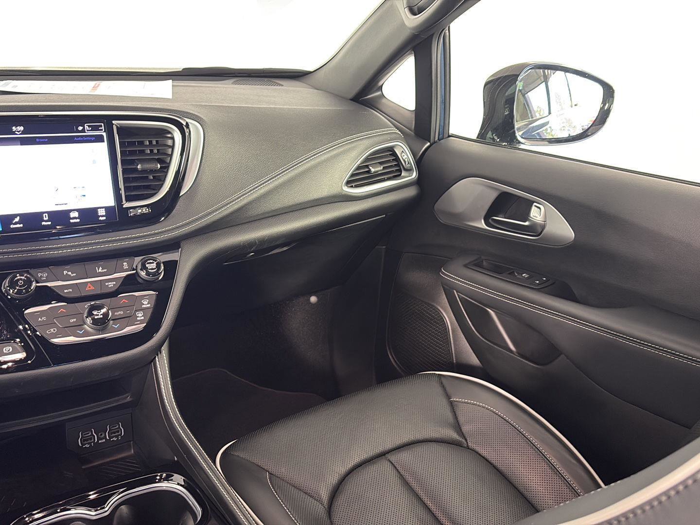 Used 2025 Chrysler Pacifica Premium image 19