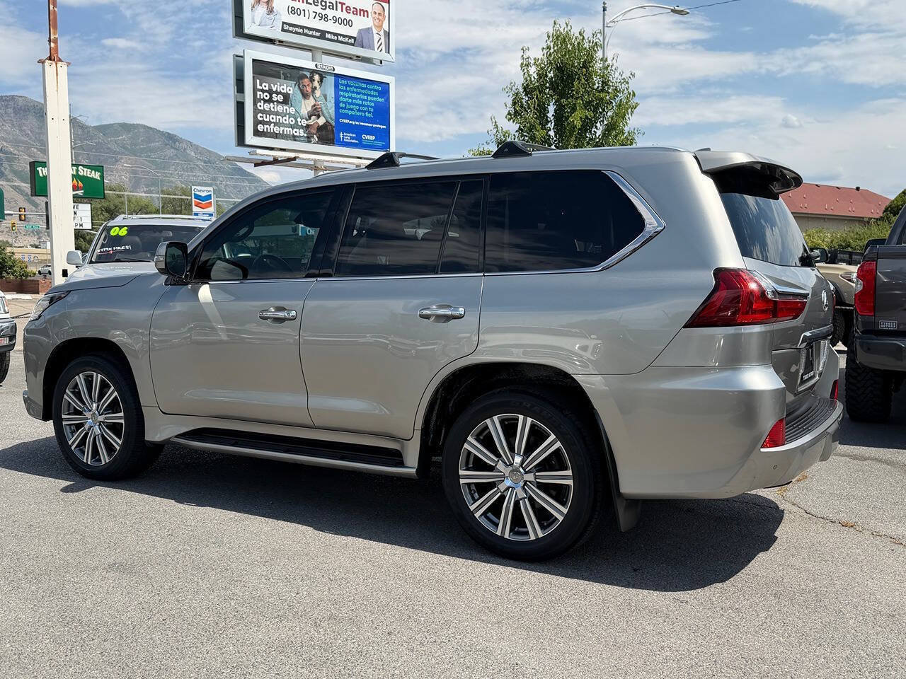 Used 2017 Lexus LX 570 4WD w/ Luxury Package image 14