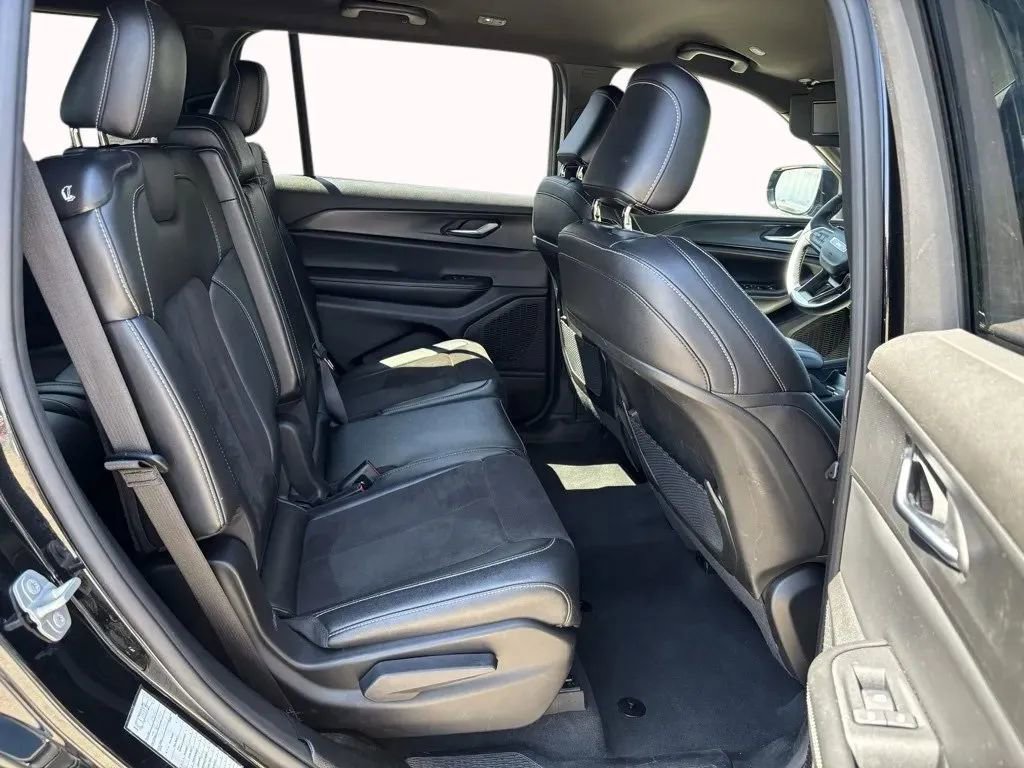 Used 2024 Jeep Grand Cherokee L Laredo image 18