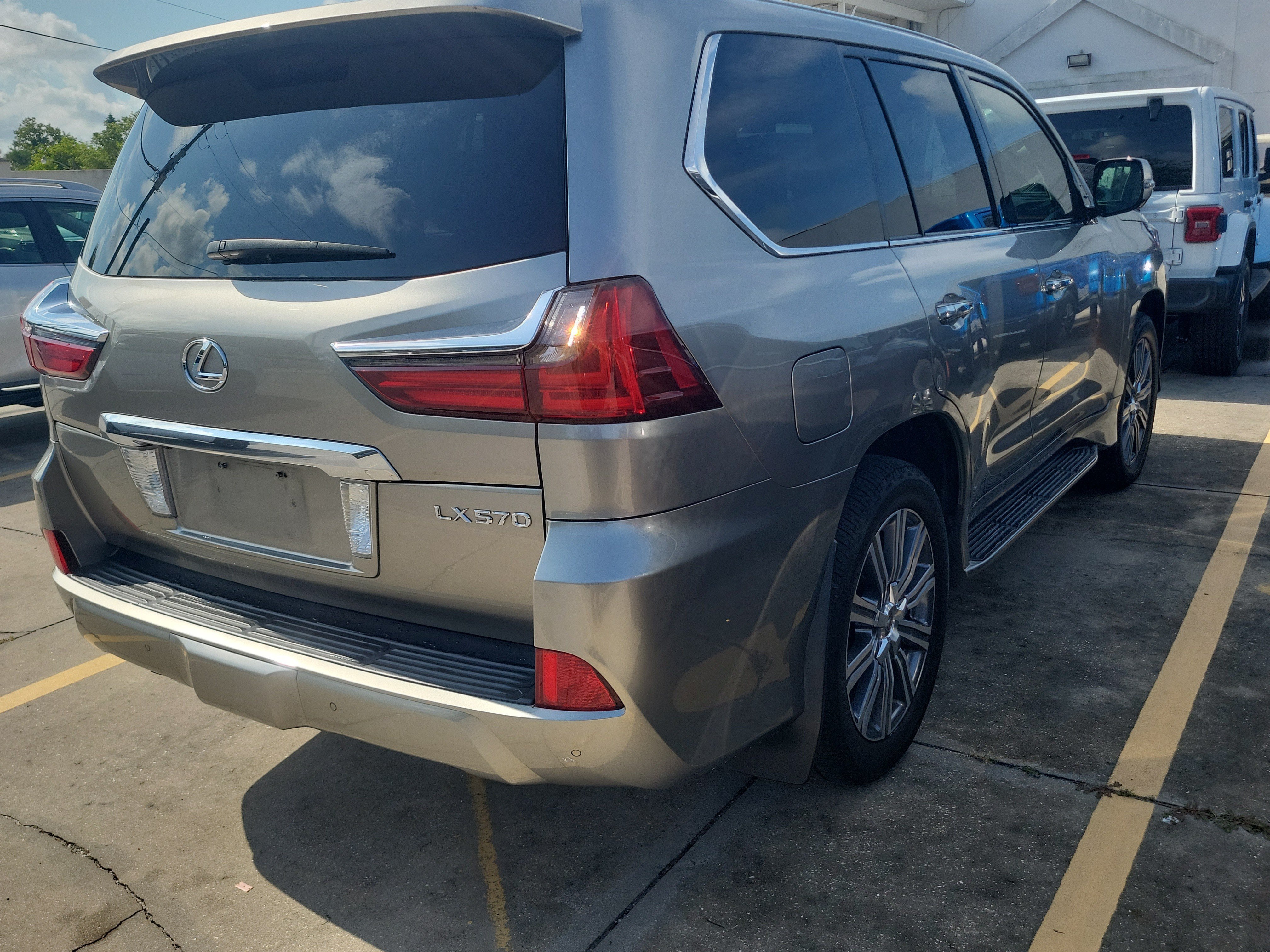Used 2016 Lexus LX 570 4WD w/ Luxury Package image 6