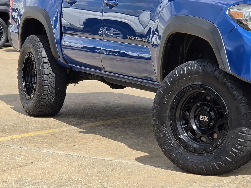 Used 2018 Toyota Tacoma TRD Off-Road AWD/4WD image 11