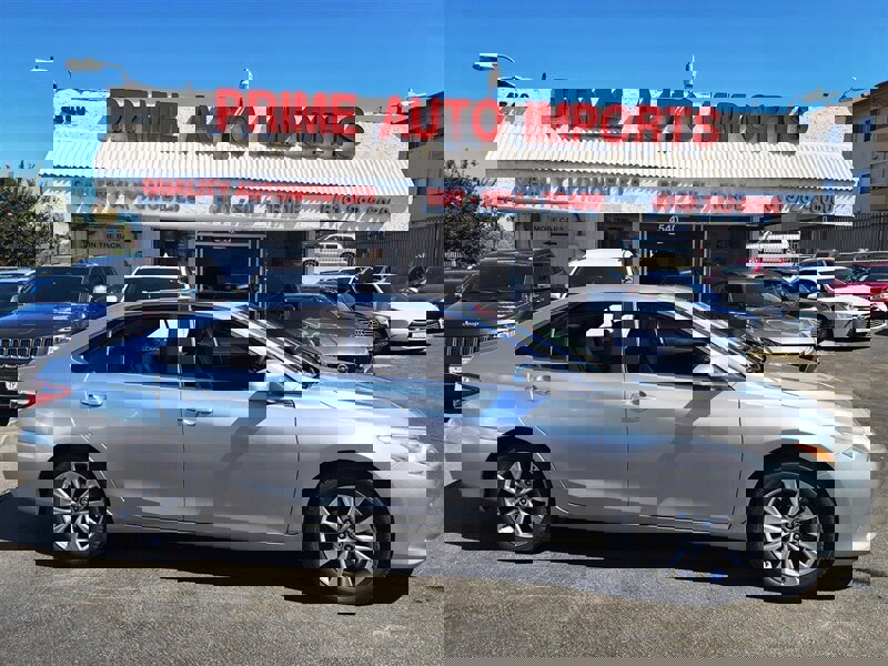 Used 2017 Toyota Camry XLE image 2