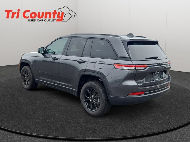 Used 2025 Jeep Grand Cherokee Altitude AWD/4WD image 5