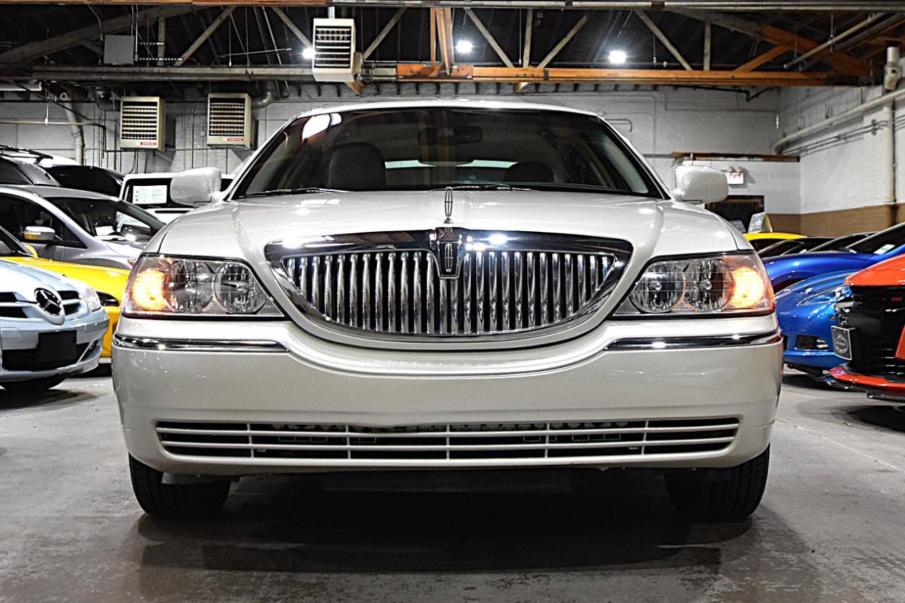 Used 2006 Lincoln Town Car Signature RWD image 2