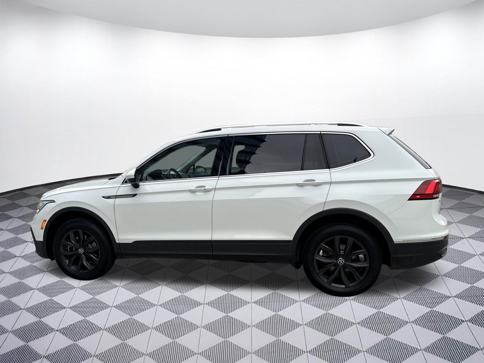 Used 2024 Volkswagen Tiguan SE AWD/4WD image 2