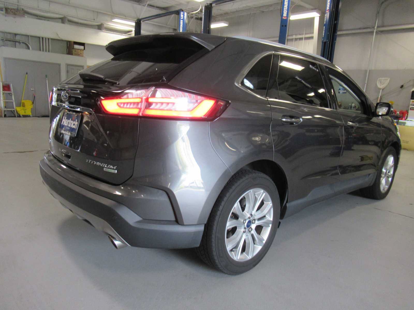Used 2020 Ford Edge Titanium FWD image 5