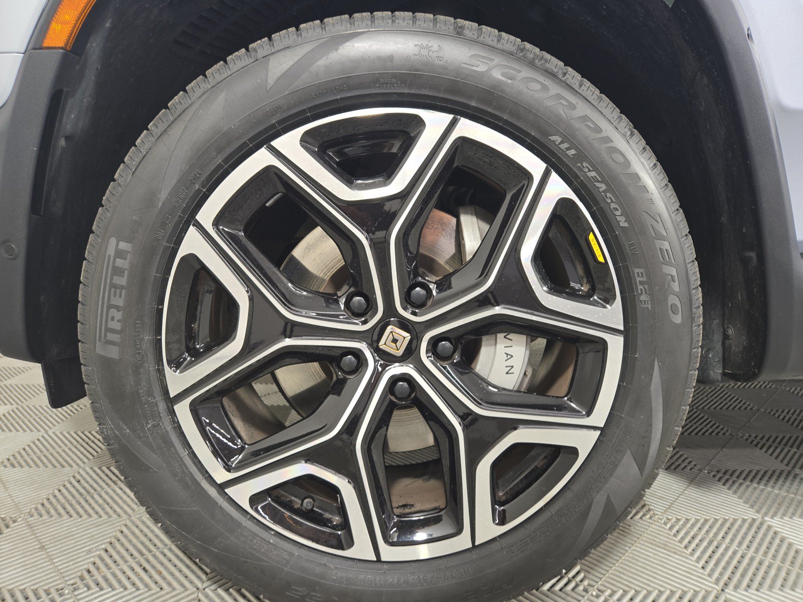 Used 2024 Rivian R1S Adventure AWD/4WD image 9