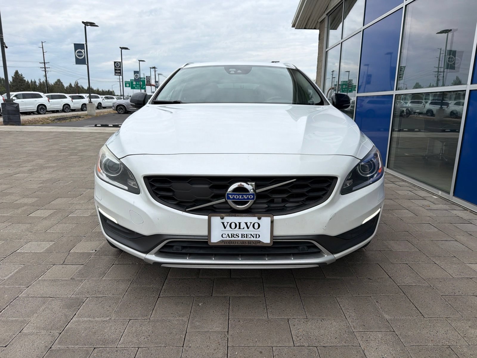 Used 2015 Volvo V60 T5 Cross Country Platinum w/ Climate Package AWD/4WD image 3