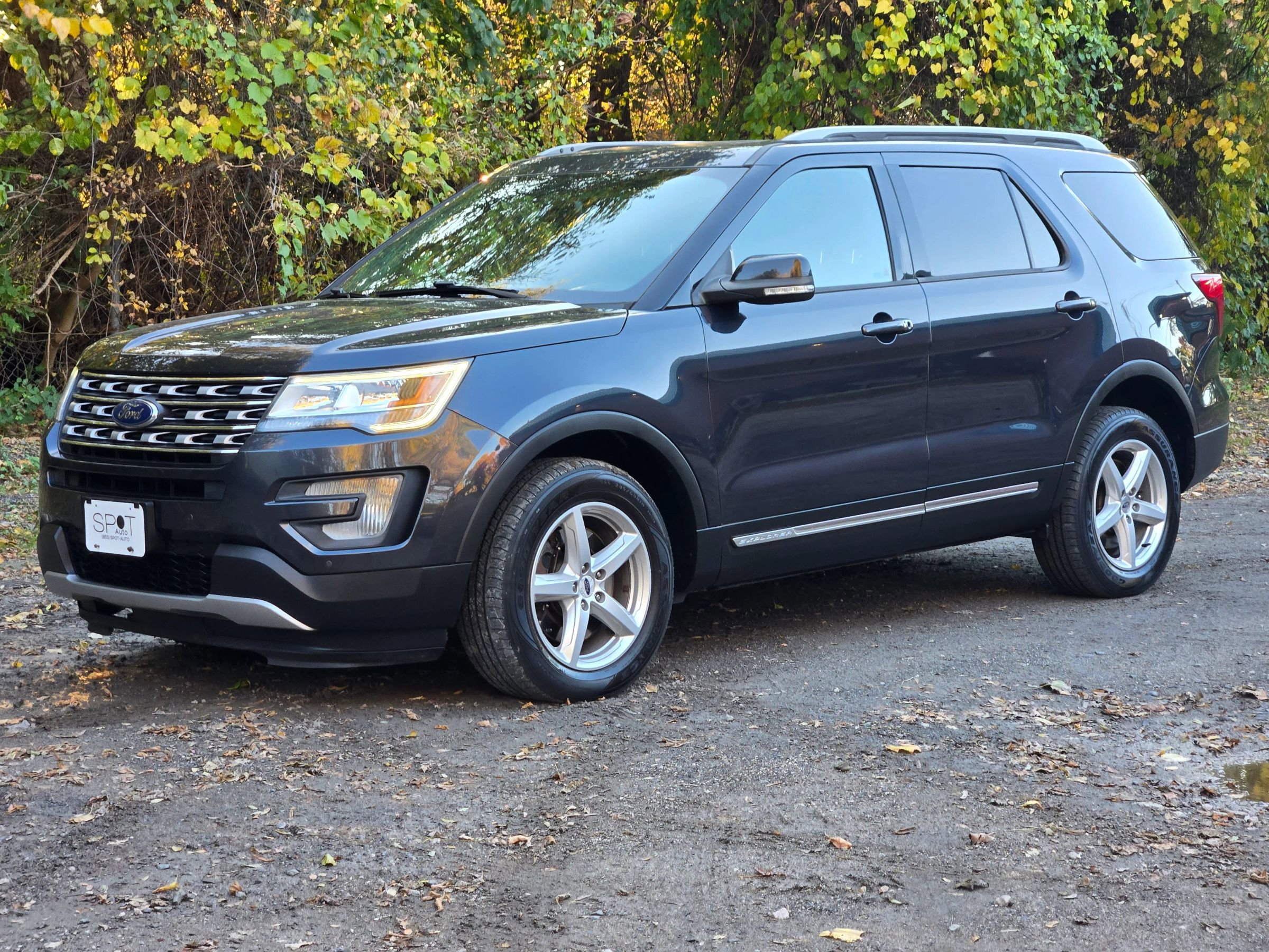 Used 2017 Ford Explorer XLT w/ Equipment Group 202A AWD/4WD image 24