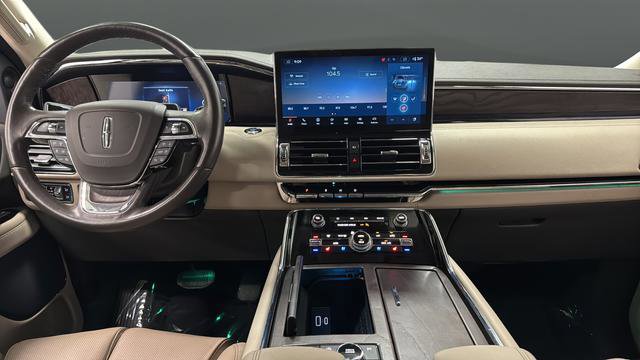 Used 2024 Lincoln Navigator Premiere AWD/4WD image 11