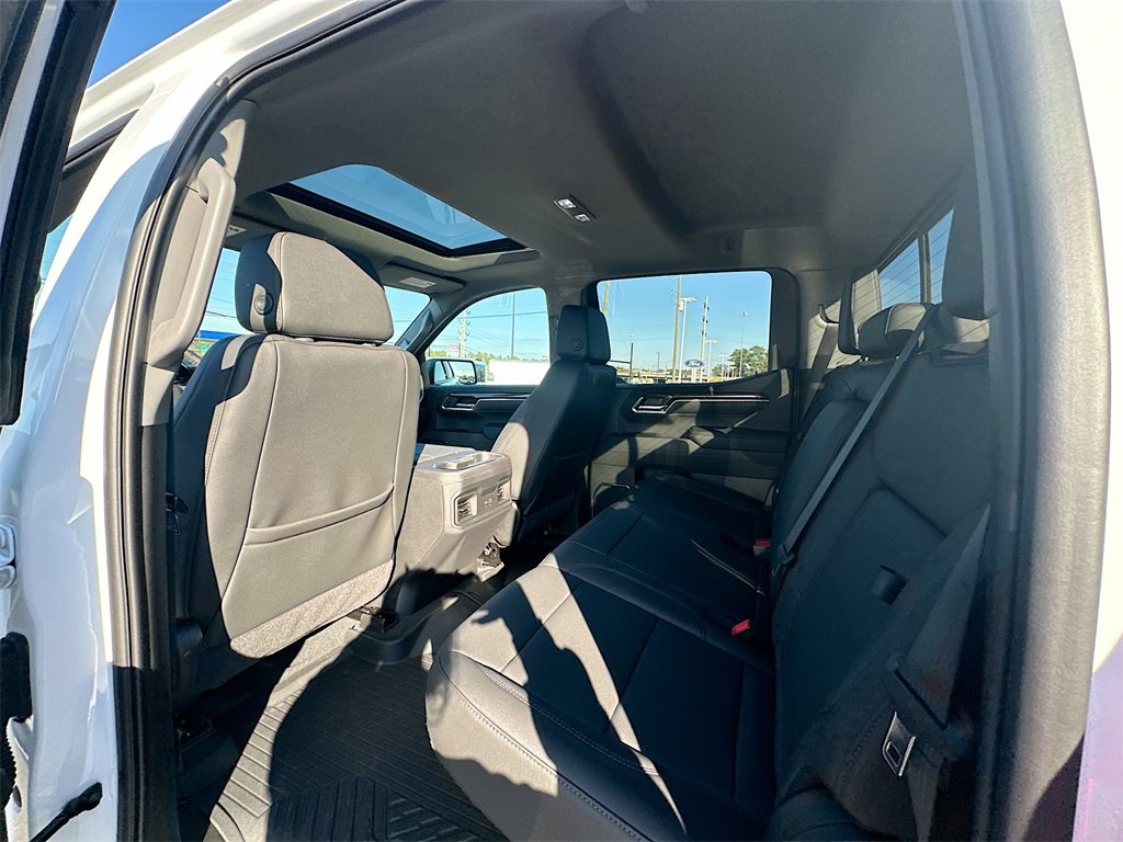 Used 2025 Chevrolet Silverado 1500 LT Trail Boss w/ Convenience Package II image 4