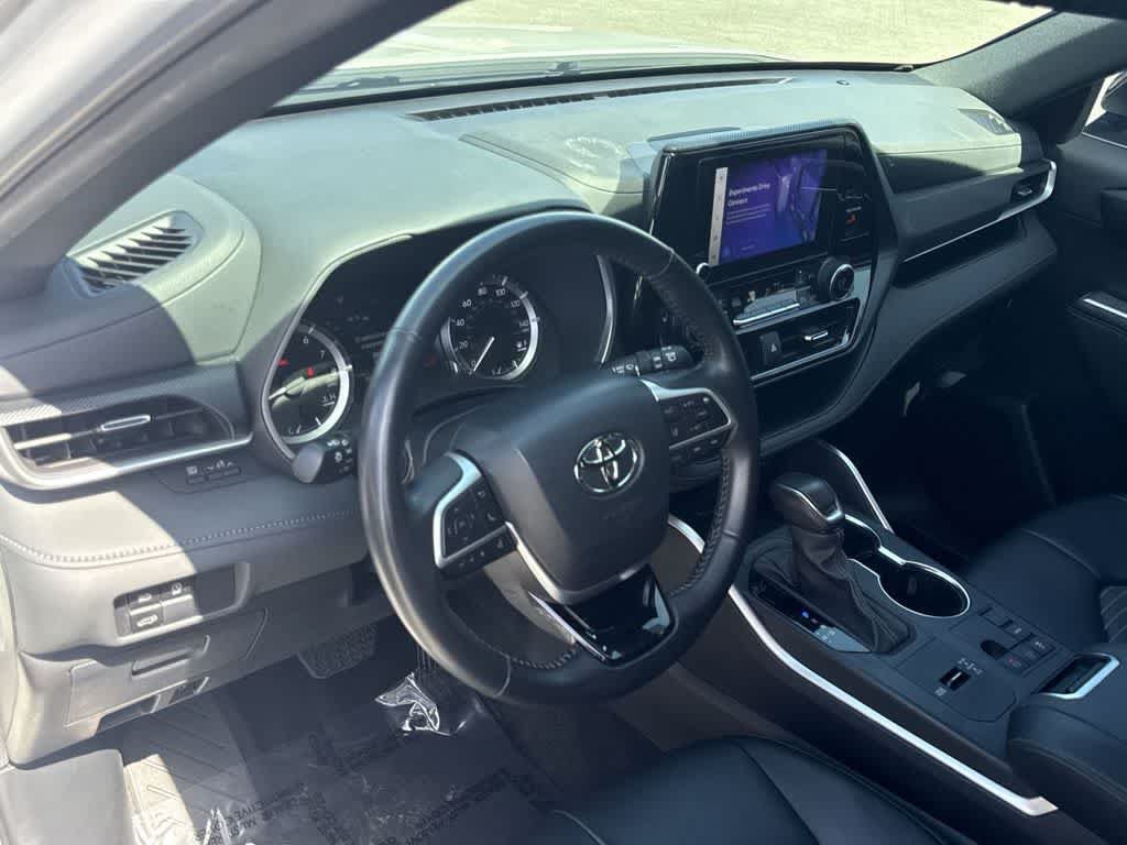 Used 2024 Toyota Highlander XSE FWD image 13