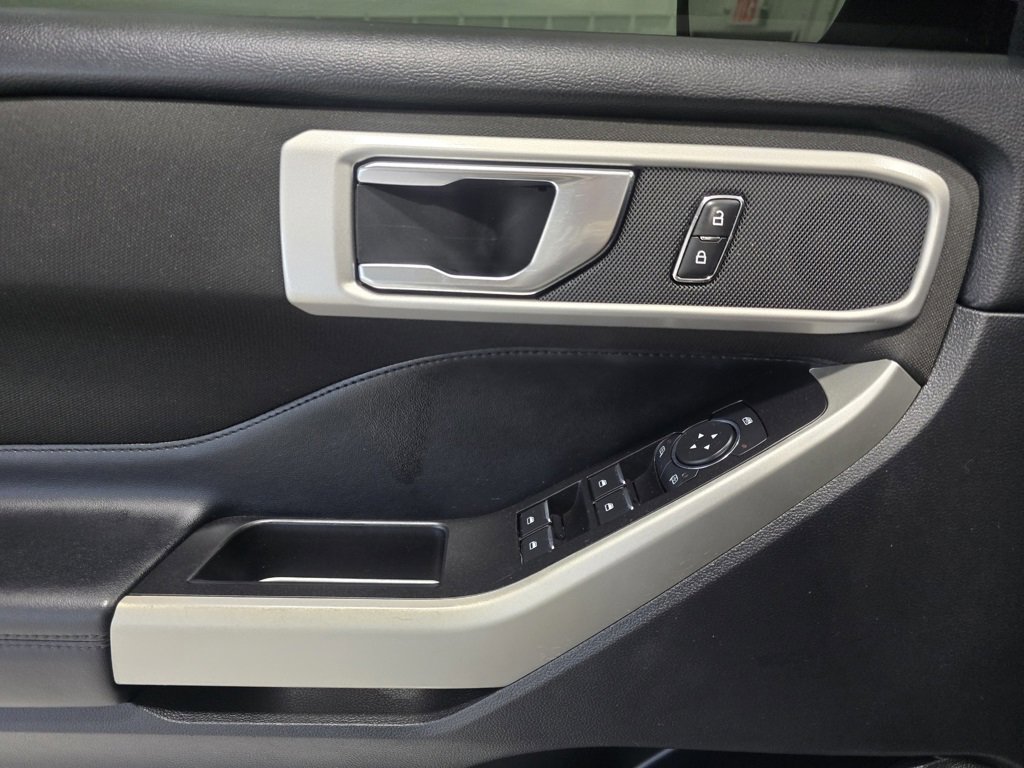 Used 2020 Ford Explorer XLT w/ Comfort Package image 12