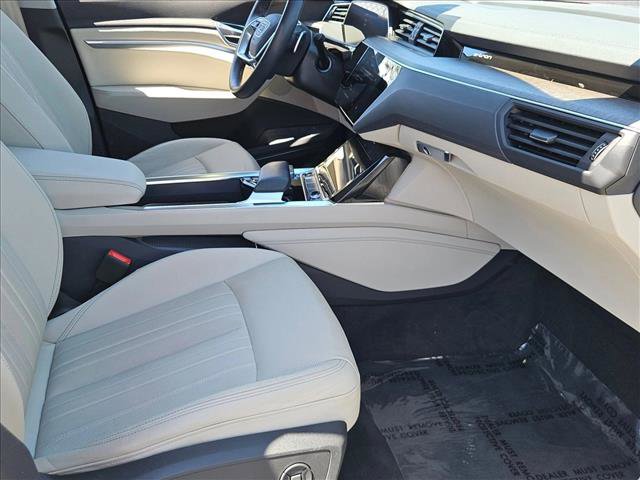 Used 2023 Audi e-tron Premium Plus w/ Premium Plus Package AWD/4WD image 29