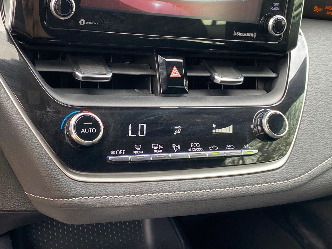 Used 2021 Toyota Corolla SE w/ Special Edition image 28