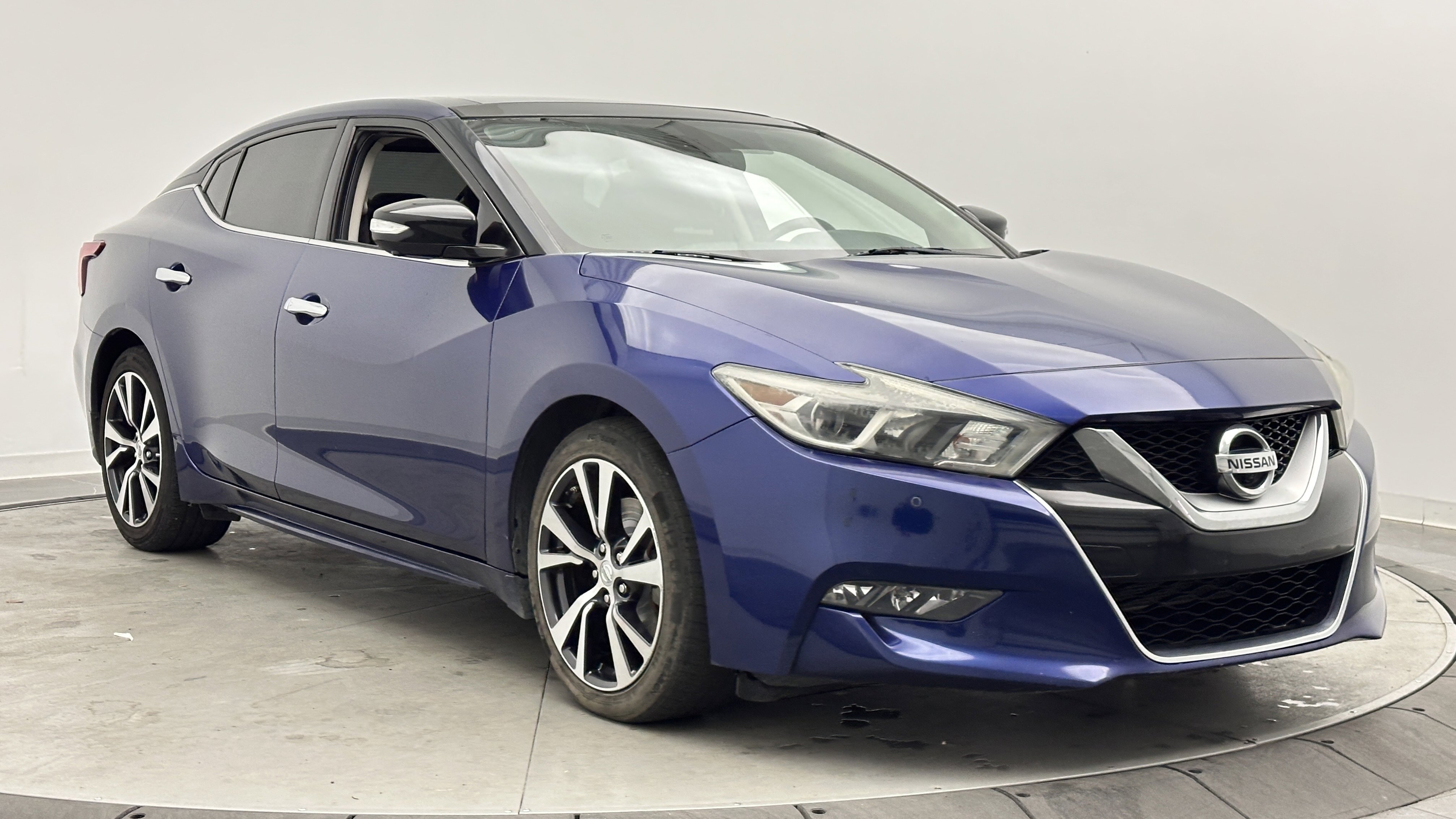 Used 2016 Nissan Maxima Platinum w/ Interior Lighting Package FWD image 3