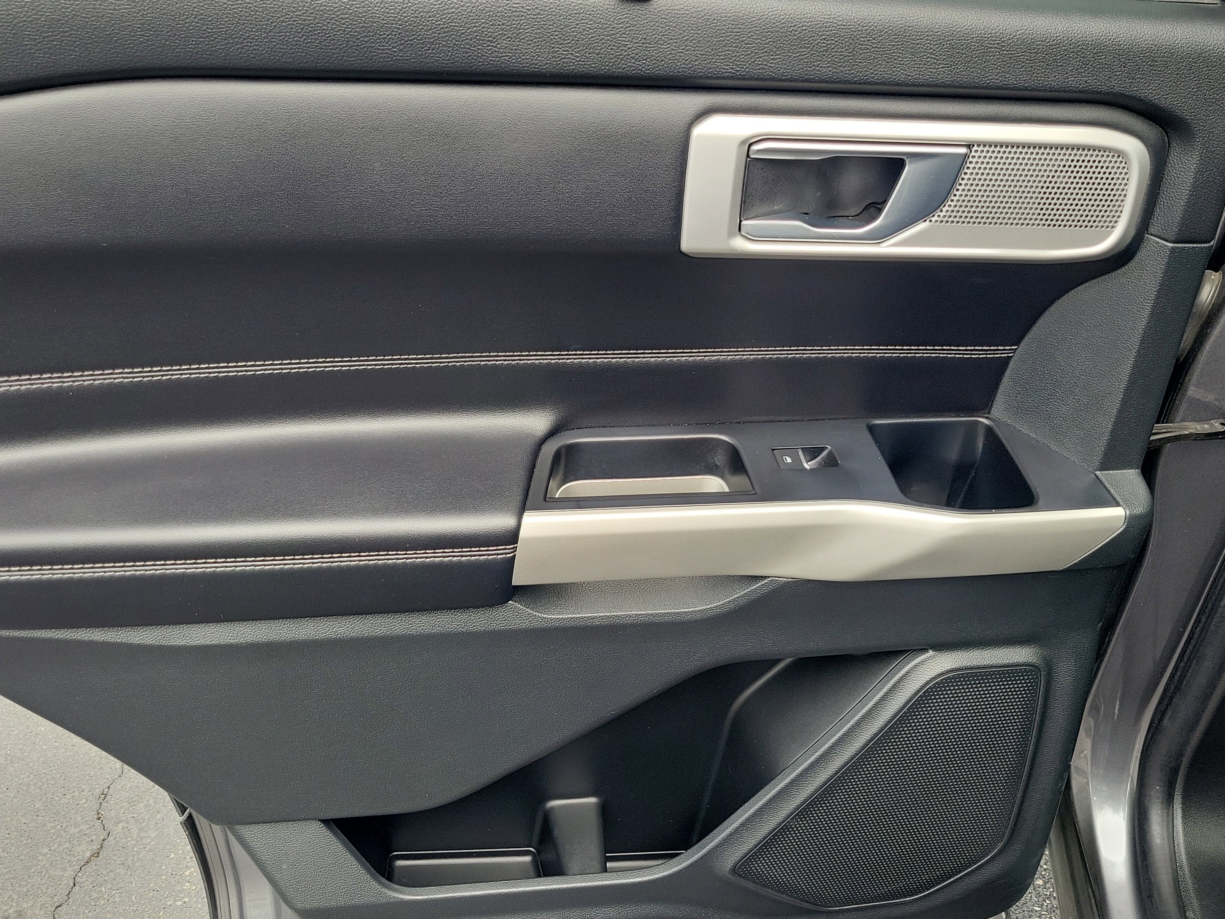 Used 2022 Ford Explorer Limited w/ Equipment Group 301A AWD/4WD image 14