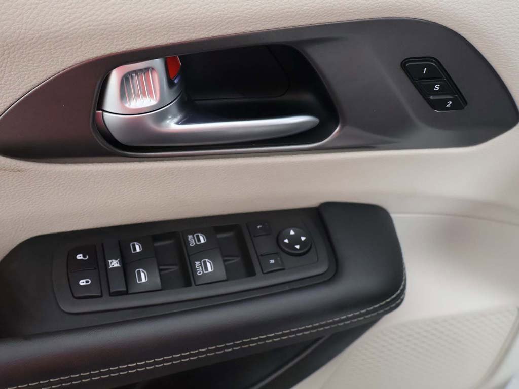 Used 2024 Chrysler Pacifica Touring-L image 32