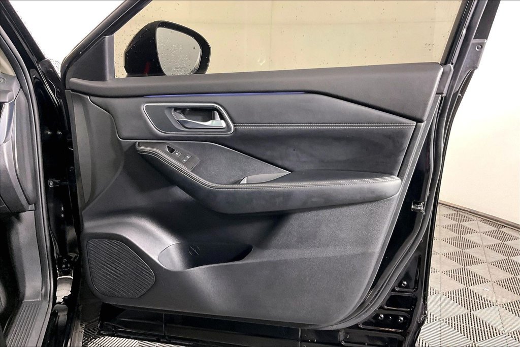 Used 2025 Nissan Rogue Platinum w/ Tech Package FWD image 22