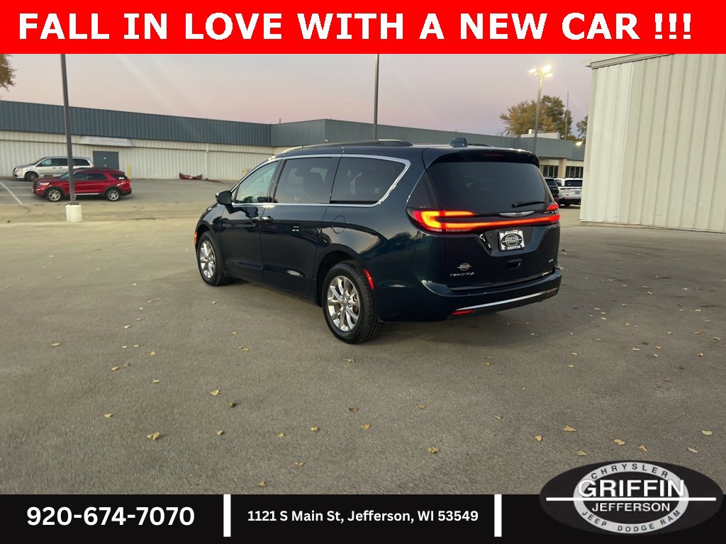 Used 2022 Chrysler Pacifica Touring-L image 14