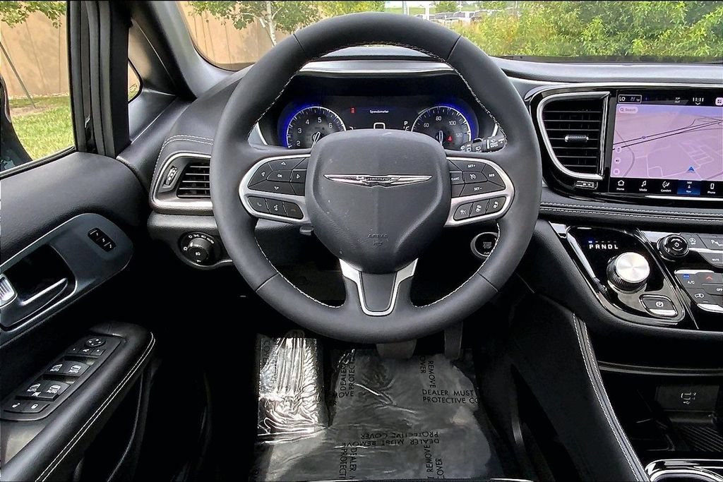 Used 2026 Chrysler Pacifica Limited FWD image 5