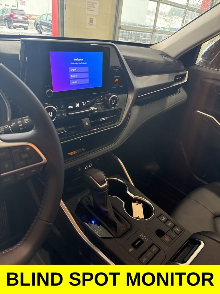 Used 2025 Toyota Highlander AWD image 8