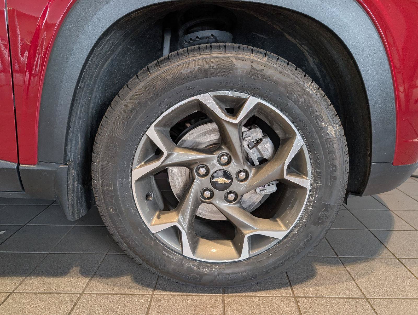 Used 2025 Chevrolet Trax LT w/ LT Convenience Package FWD image 9