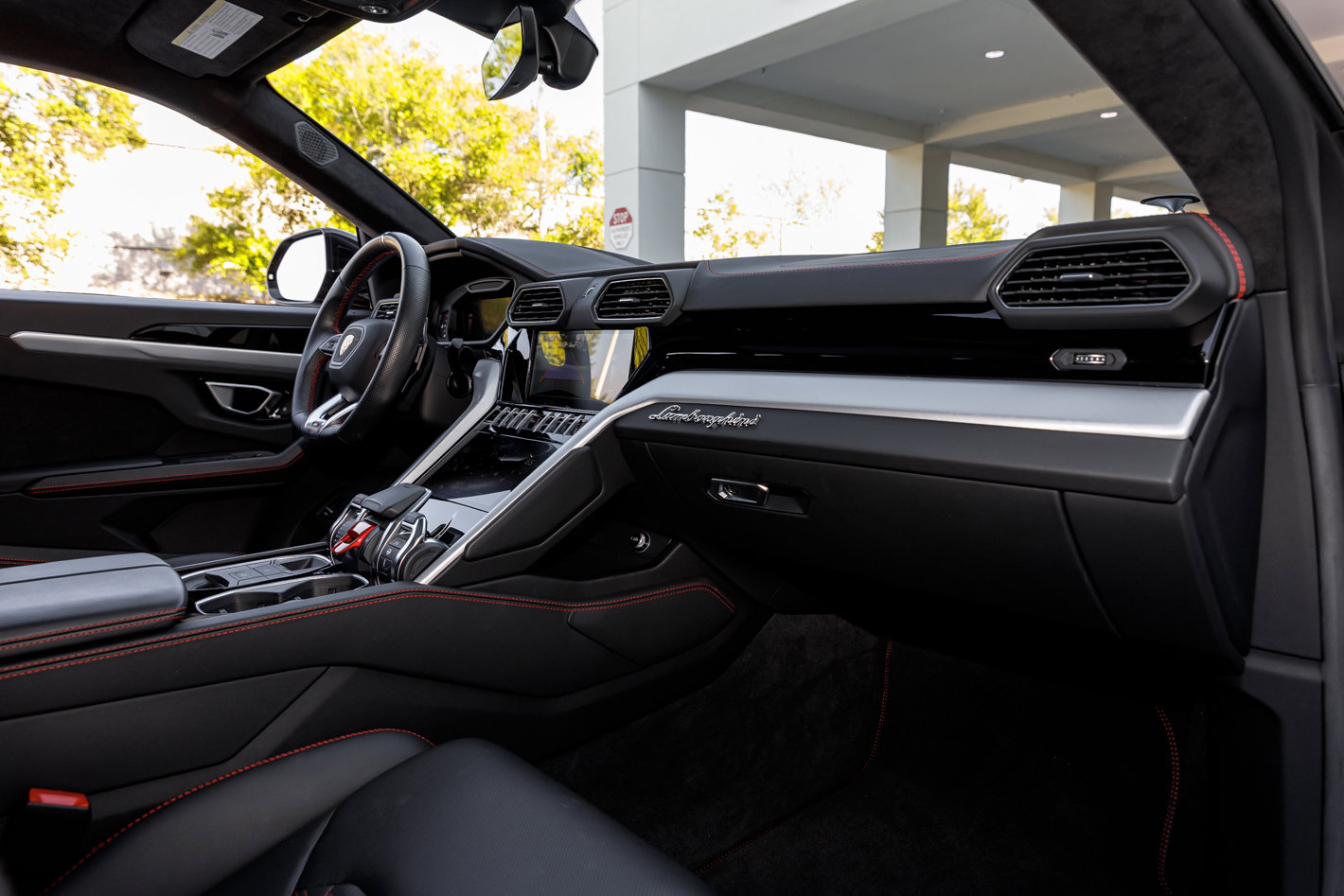 Used 2022 Lamborghini Urus image 32