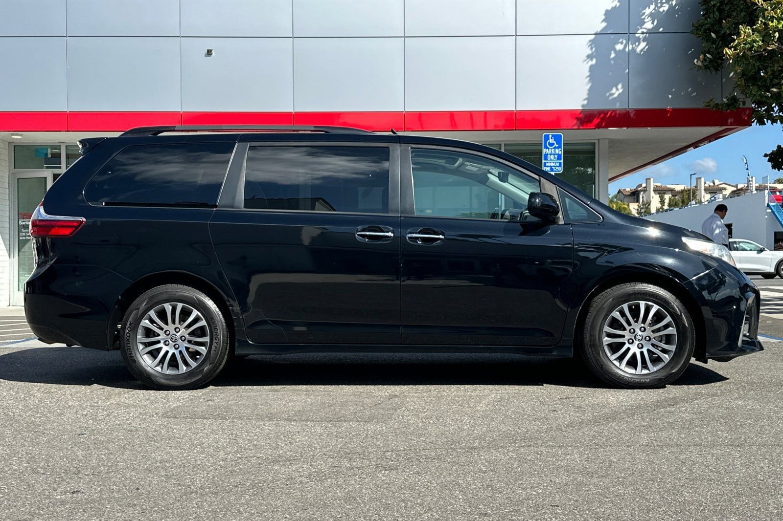 Used 2020 Toyota Sienna XLE FWD image 3